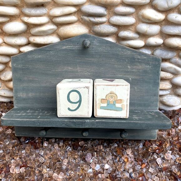 🏡HANGING WOODEN YEARLY WALL CALENDAR with decorative numbers and blocks. ECU! - Picture 8 of 10